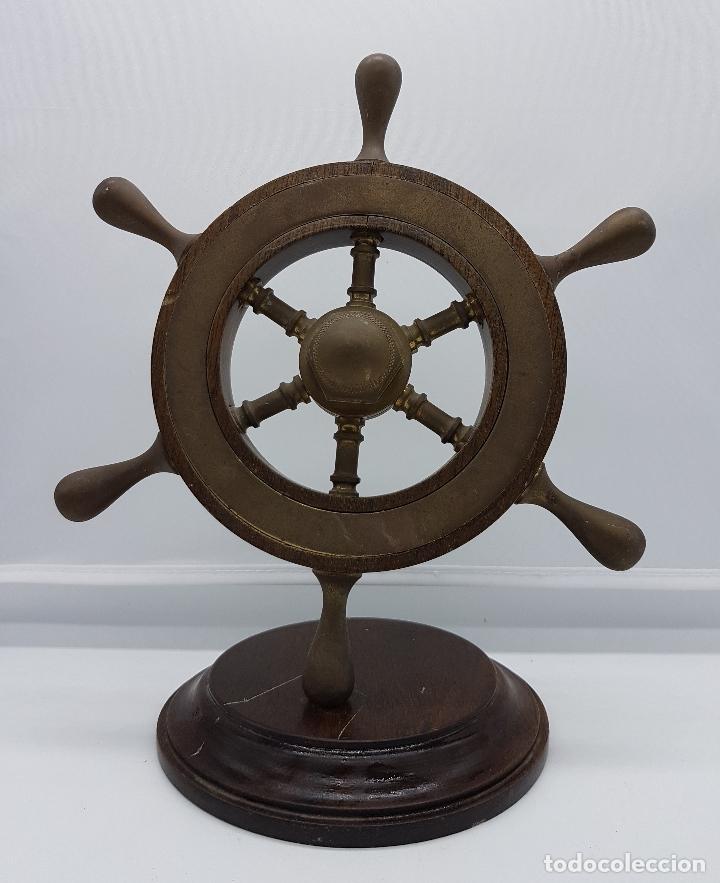 Antig&uuml;edades: Antiguo pisapapeles en madera y bronce en forma de tim&oacute;n de barco - Foto 1