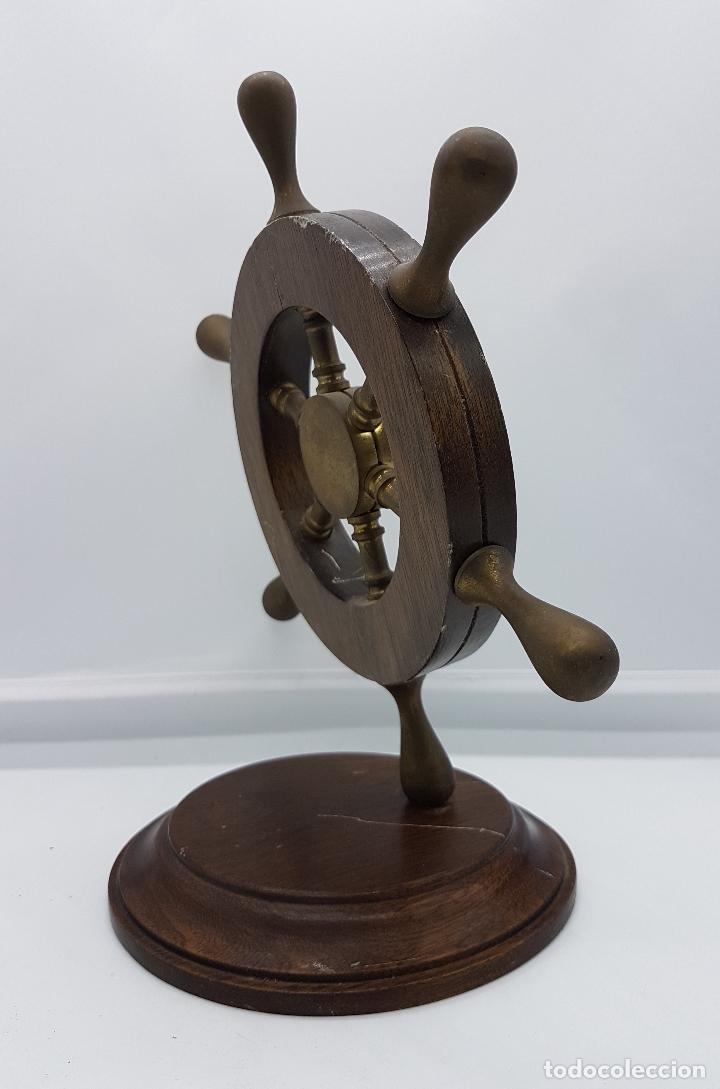 Antig&uuml;edades: Antiguo pisapapeles en madera y bronce en forma de tim&oacute;n de barco - Foto 2