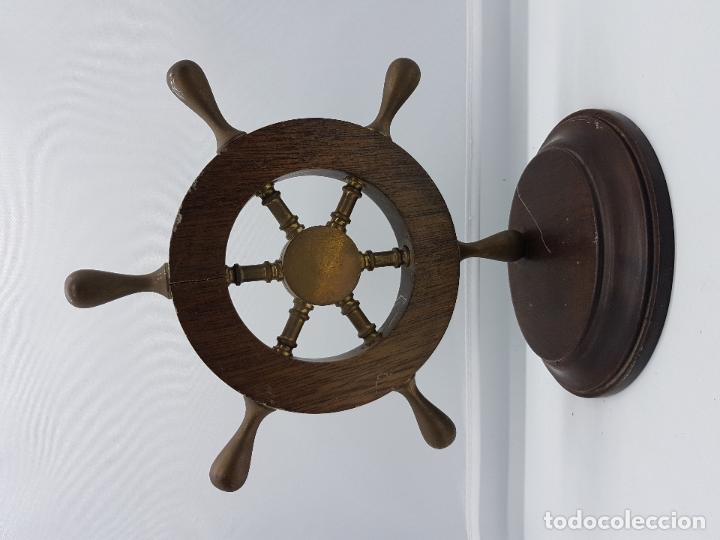 Antig&uuml;edades: Antiguo pisapapeles en madera y bronce en forma de tim&oacute;n de barco - Foto 3