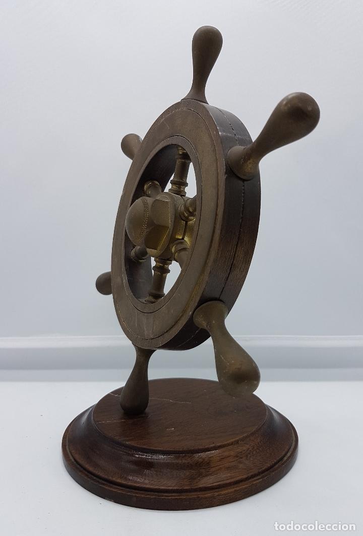 Antig&uuml;edades: Antiguo pisapapeles en madera y bronce en forma de tim&oacute;n de barco - Foto 4