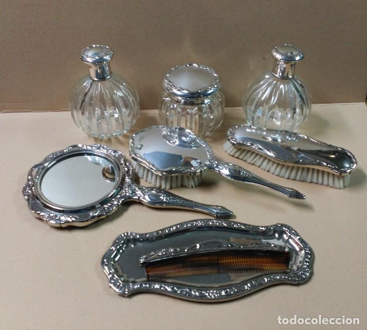 Antig&uuml;edades: JUEGO DE TOCADRO EN METAL PLATEADO - Foto 2
