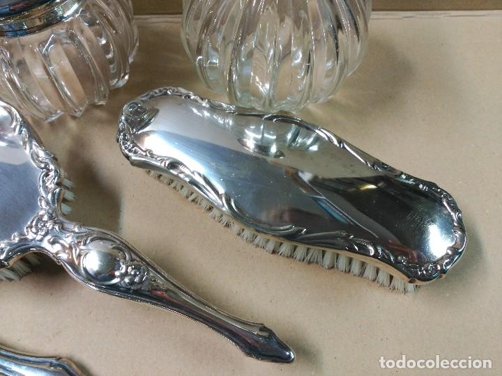 Antig&uuml;edades: JUEGO DE TOCADRO EN METAL PLATEADO - Foto 5