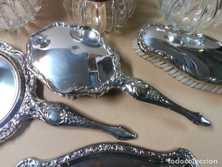 Antig&uuml;edades: JUEGO DE TOCADRO EN METAL PLATEADO - Foto 6