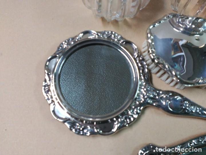 Antig&uuml;edades: JUEGO DE TOCADRO EN METAL PLATEADO - Foto 7