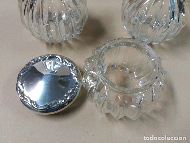 Antig&uuml;edades: JUEGO DE TOCADRO EN METAL PLATEADO - Foto 14