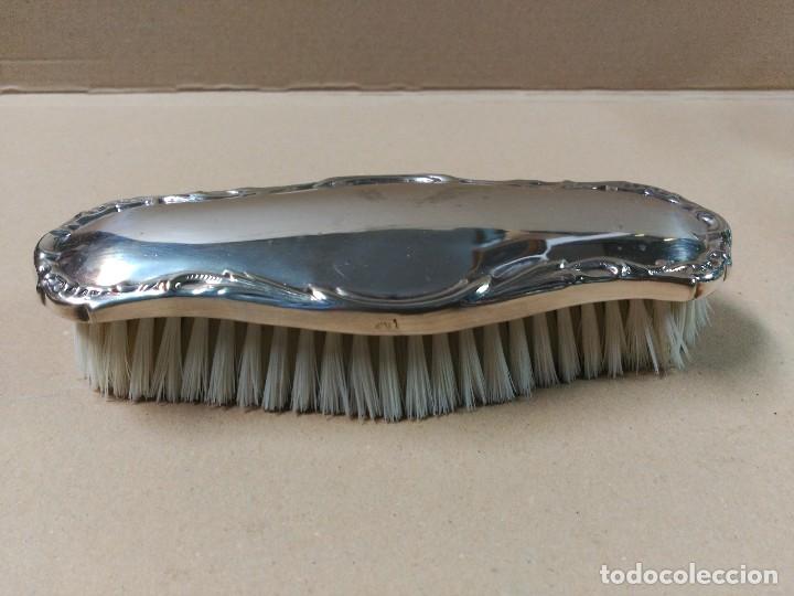 Antig&uuml;edades: JUEGO DE TOCADRO EN METAL PLATEADO - Foto 15