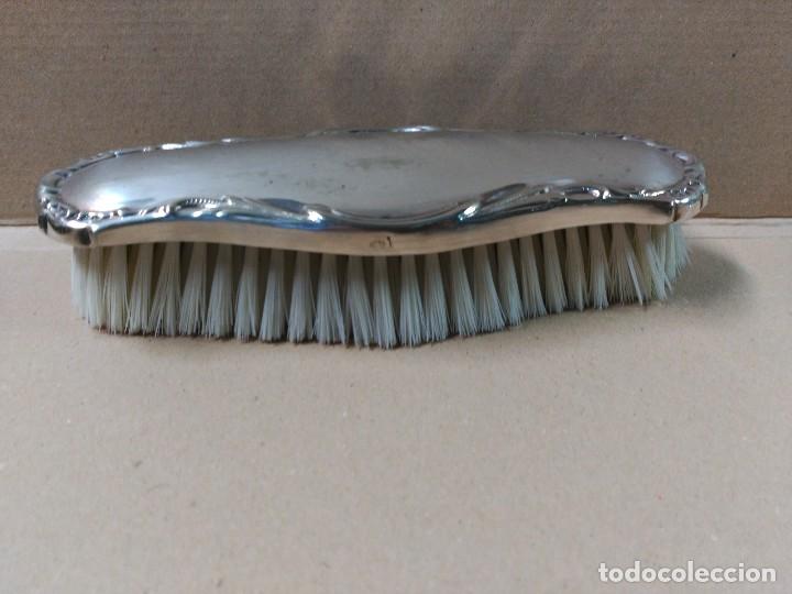 Antig&uuml;edades: JUEGO DE TOCADRO EN METAL PLATEADO - Foto 16