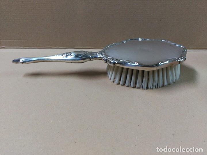 Antig&uuml;edades: JUEGO DE TOCADRO EN METAL PLATEADO - Foto 24