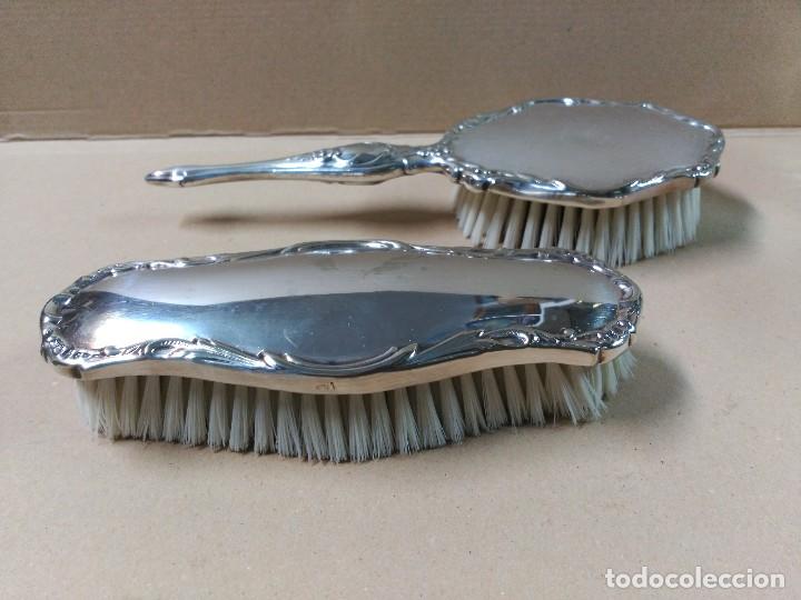 Antig&uuml;edades: JUEGO DE TOCADRO EN METAL PLATEADO - Foto 25