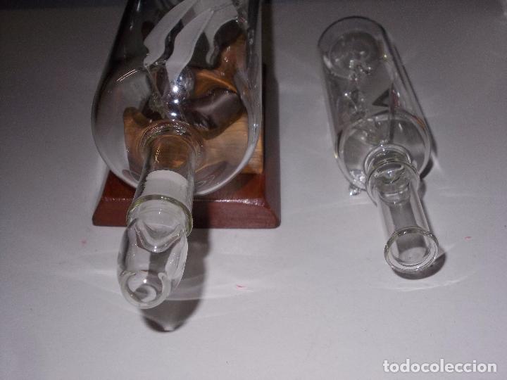 Antig&uuml;edades: Dos botellas de cristal con barco en interior - Foto 6