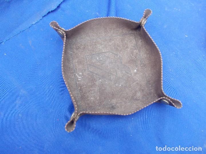 Antig&uuml;edades: plato de cuero que se abrocha - Foto 1