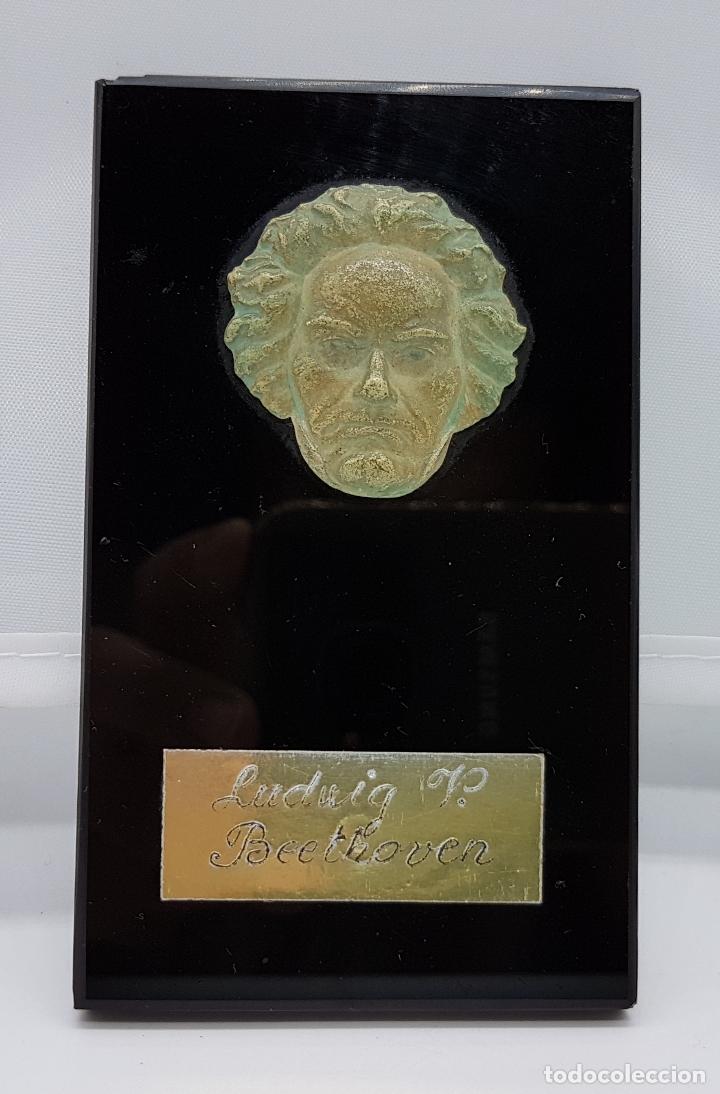 Antig&uuml;edades: Placa de onix con rostro en relieve en metal de beethoven - Foto 1