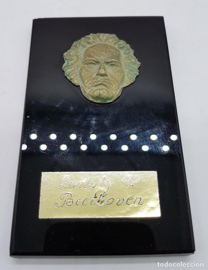 Antig&uuml;edades: Placa de onix con rostro en relieve en metal de beethoven - Foto 2