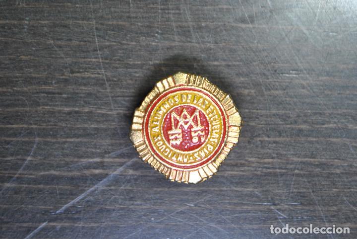 Antiques: ANTIGUA INSIGNIA O PIN DE SOLAPA ANTIGUOS ALUMNOS DE LAS ESCUELAS PIAS
