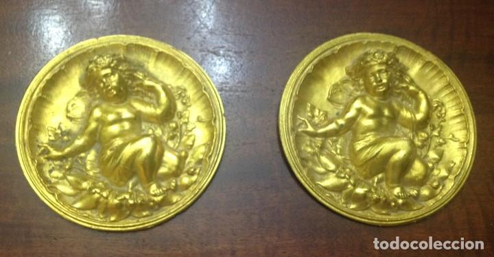 Antig&uuml;edades: medallones de bronce angelitos - Foto 1