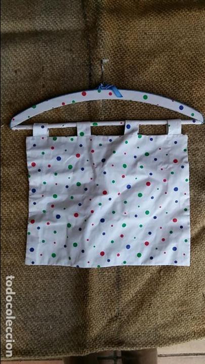 Oggetti Antichi: Percha de madera forrada con tela a topos y cinta de terciopelo. Con funda de tela colgante.