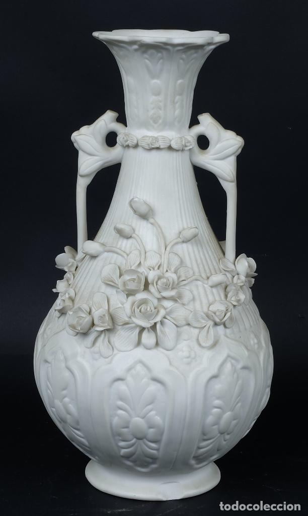 Antiguidades: Jarr&oacute;n en porcelana de biscuit decoraci&oacute;n floral finales siglo XIX