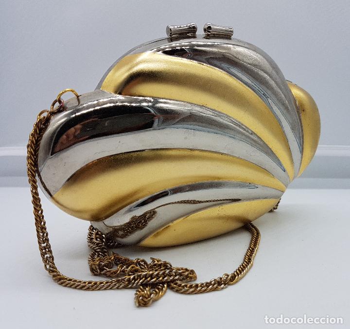 Antigüedades: Bolso vintage tipo clutch, diseño tipo concha en metal dorado y plateado, forrado en terciopelo . - Foto 1 - 79074429