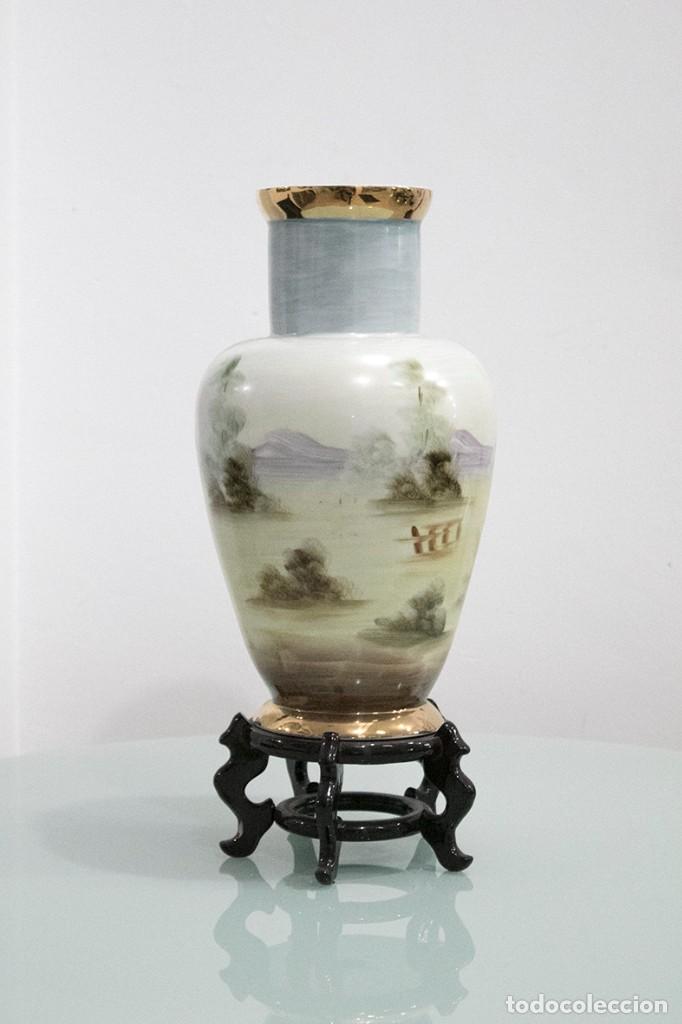 Antig&uuml;edades: Jarr&oacute;n estilo romantico con base en madera. - Foto 2