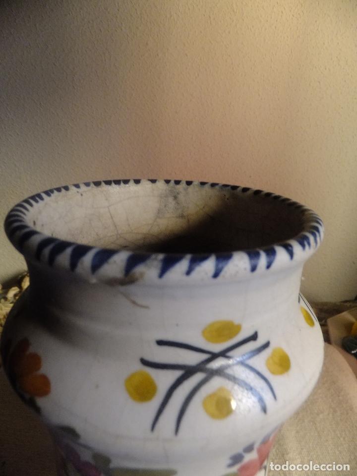 Antig&uuml;edades: ALBARELO DE TALAVERA DECORADO CON FLORES - Foto 3