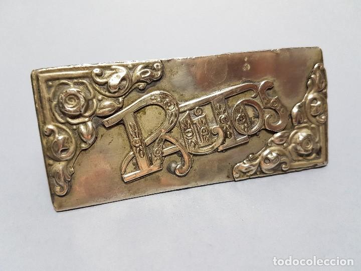 Antiguidades: PRECIOSO Y ANTIGUO PALILLERO EN METAL RELIVE PALITOS DE FFSG.XIX.