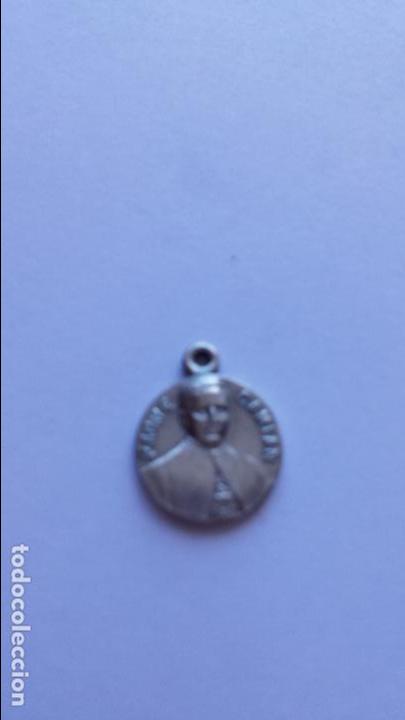 Antig&uuml;edades: Medalla de padre damian de 1,3 cms de diametro - Foto 1