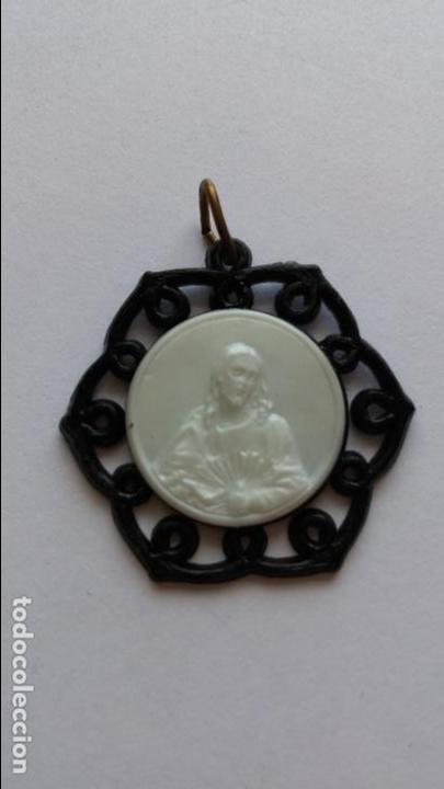 Antig&uuml;edades: Medalla de corazon de jesus de 2,8 cms de diametro - Foto 1