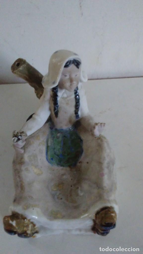 Antiques: Figura de porcelana de una ni&ntilde;a sentada firmada Ingl&eacute;s. Valencia
