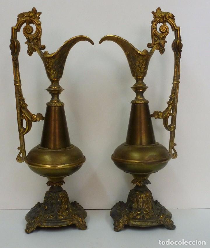 Antig&uuml;edades: PAREJA DE GUARNICIONES CON FORMA DE JARRAS - Foto 1