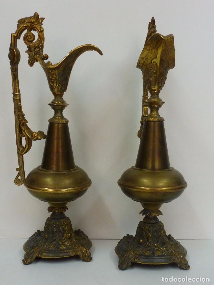 Antig&uuml;edades: PAREJA DE GUARNICIONES CON FORMA DE JARRAS - Foto 2