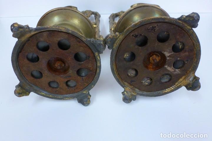 Antig&uuml;edades: PAREJA DE GUARNICIONES CON FORMA DE JARRAS - Foto 6