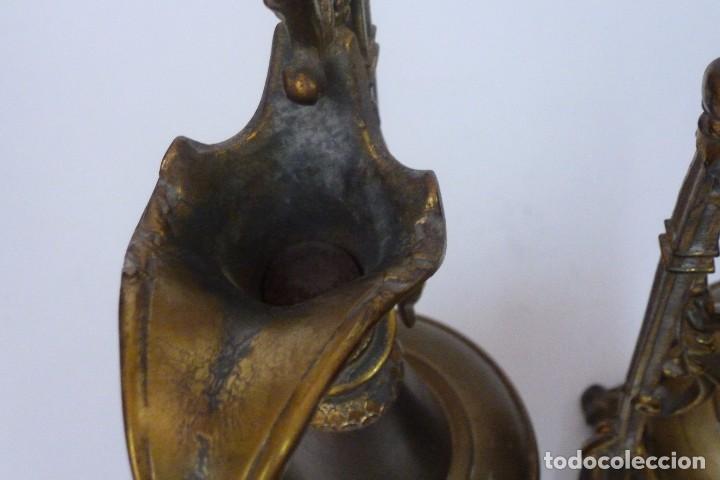 Antig&uuml;edades: PAREJA DE GUARNICIONES CON FORMA DE JARRAS - Foto 9