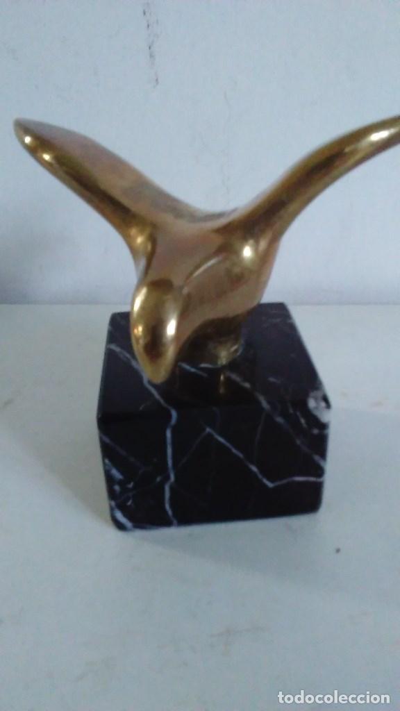 Antig&uuml;edades: Escultura de bronce sobre peana de m&aacute;rmol negro que representa la paloma de la paz. Firmada