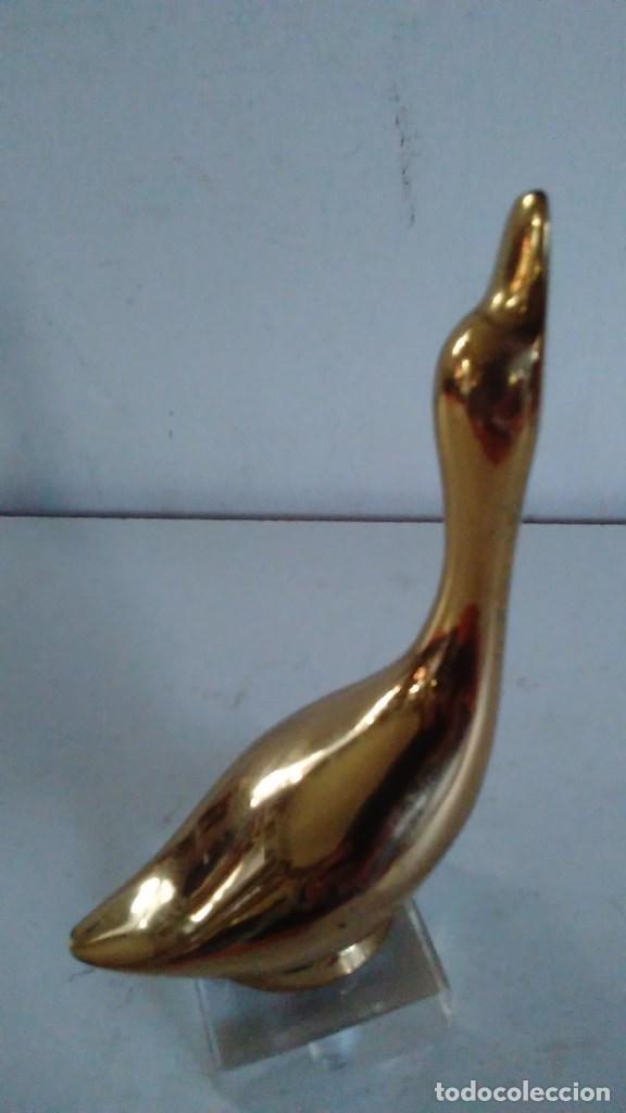 Antiquit&eacute;s: Escultura de broce sobre peana de metacrilato que representa un pato o una oca