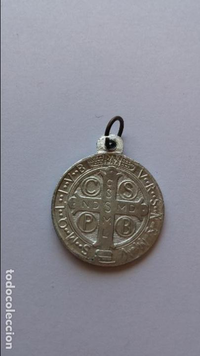 Antig&uuml;edades: Medalla de san beneticto de 2 cms diametro - Foto 2