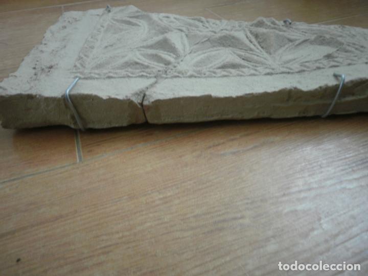 Antig&uuml;edades: Loseta, fragmento. - Foto 3