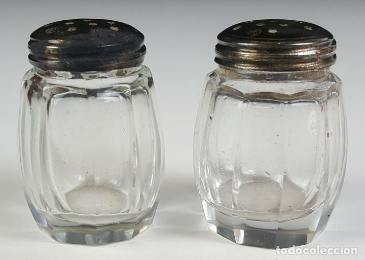 Antiquit&eacute;s: PAREJA DE SALEROS EN CRISTAL TALLADO. TAPON EN PLATA CIRCA 1960.