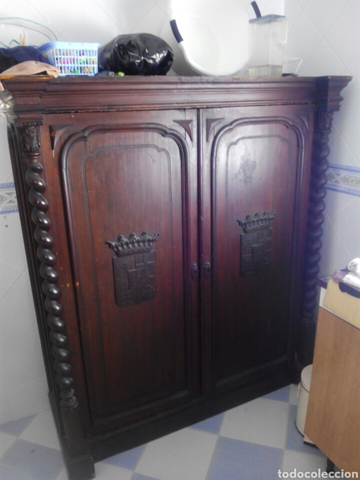 Antig&uuml;edades: Armario de madera con escudos - Foto 1