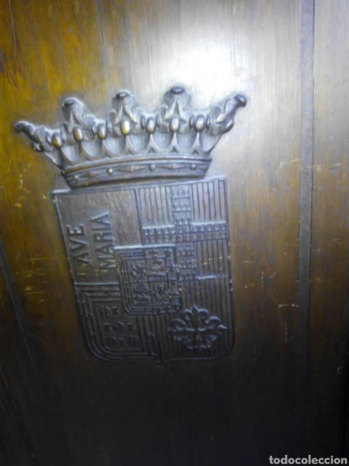 Antig&uuml;edades: Armario de madera con escudos - Foto 2