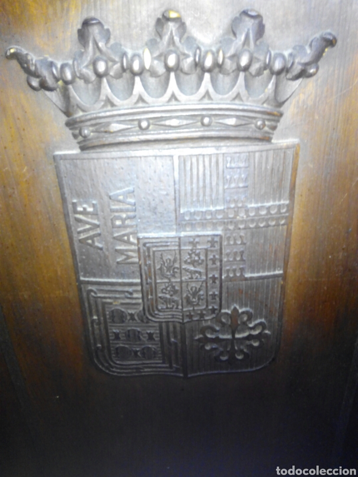 Antig&uuml;edades: Armario de madera con escudos - Foto 3