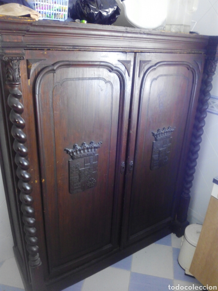 Antig&uuml;edades: Armario de madera con escudos - Foto 4