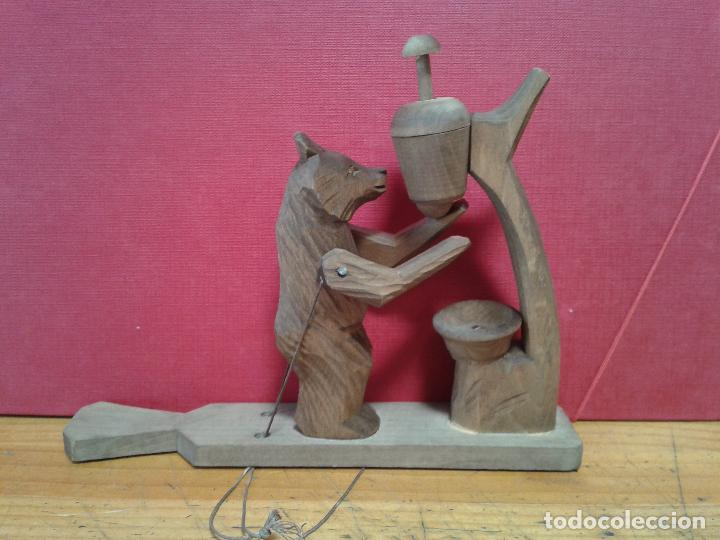 Antig&uuml;edades: Oso de madera con articulaci&oacute;n manual, hecho de madera y mueve los brazos.