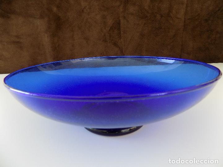 Oggetti Antichi: FRUTERO/FUENTE CRISTAL AZUL CON BASE. NUEVO, A ESTRENAR!