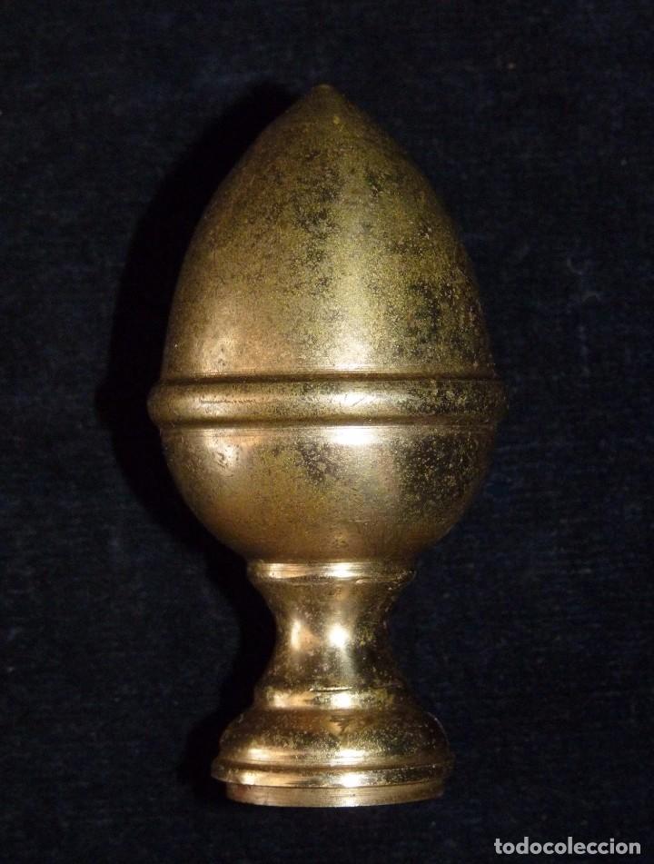 Antig&uuml;edades: REMATE COPETE CON FORMA DE BELLOTA. BRONCE MACIZO. 7x3,5 cm.