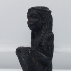 Antigüedades: FIGURA ANTIGUA HECHA A MANO EN SÍMIL DE PIEDRA CALIZA DE JOVEN EGÍPCIA SENTADA