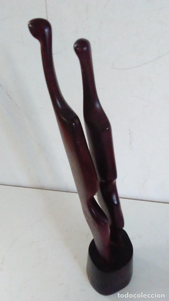 Antig&uuml;edades: Elegante y ligera talla de madera. Firmada Makala -OZ-