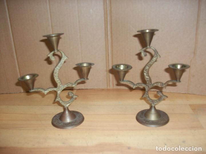 Antig&uuml;edades: ANTIGUA PAREJA DE CANDELABROS DE BRONCE - Foto 1