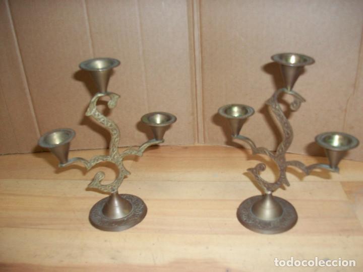 Antig&uuml;edades: ANTIGUA PAREJA DE CANDELABROS DE BRONCE - Foto 2