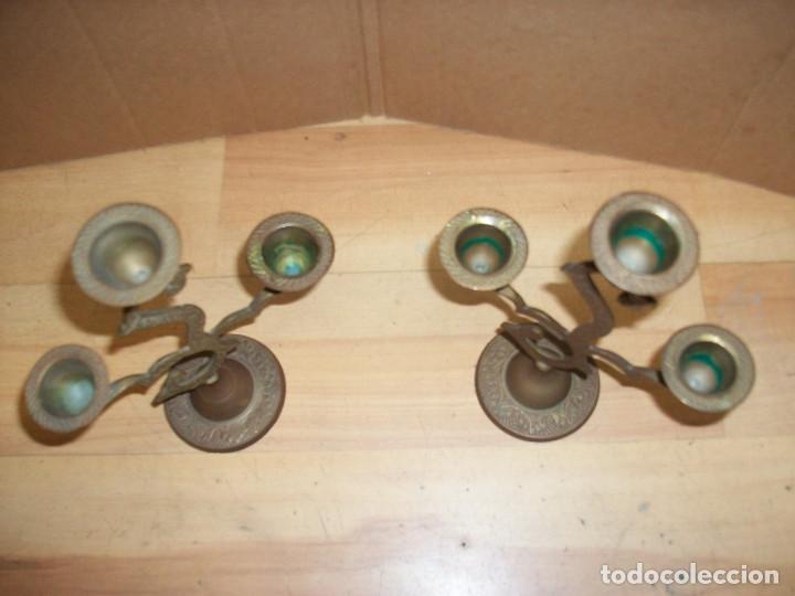 Antig&uuml;edades: ANTIGUA PAREJA DE CANDELABROS DE BRONCE - Foto 3