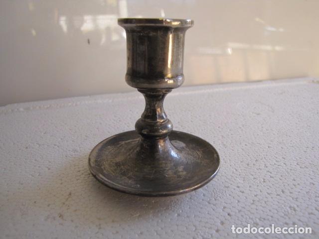 Antig&uuml;edades: Peque&ntilde;o candelabro plateado. - Foto 1